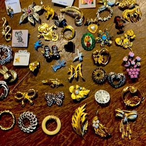 Big lot of 92 assorted vintage estate sale pins, I am selling all my jewelry!